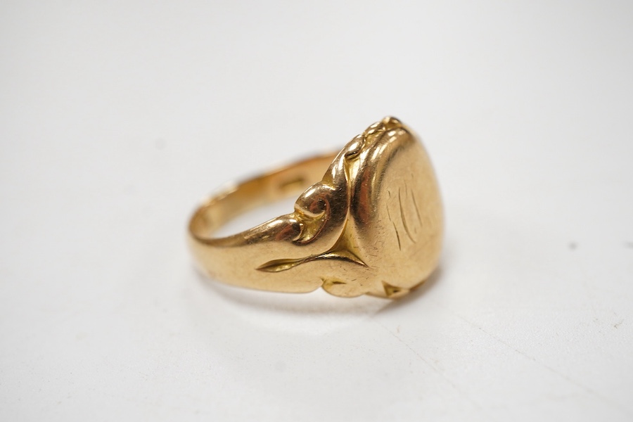 A George V gold signet ring, with scrolling shoulders, size R, Birmingham, 1916, 12 grams, hallmarks rubbed.